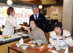 쌀국수 맛! 가격! 한 번에 묶는 것이 대세다. 커플들이 명동맞집 ‘싸이퍼’ 전통쌀국수레스토랑에서 5900원 세트메뉴와 베트남 전통의상을 입은 여성이 직접 싸주는 야채쌈을 먹고 추