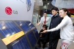3日 일산 킨텍스에서 열린 '2010세계태양에너지엑스포'를 찾은 방문객들이 LG전자 부스의 태양전지를 관람하고 있다.