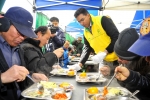 S-OIL 아흐메드 에이 수베이 CEO가 3일 서울 영등포 광야교회에서 열린 ‘S-OIL과 함께 하는 사랑의 떡국 나누기’ 자원봉사 행사에서 노숙자들에게 직접 끓인 떡국을 배식하고
