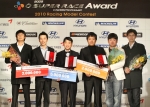 'CJ 오 슈퍼레이스 종합시상식'에서 2009 Super2000클래스 종합1위를 수상한 이재우 감독(왼쪽에서 3번째)과 Super1600 클래스 종합2위를 차지한