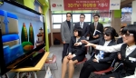 10일 부산 한바다중학교에서 LG전자와 스카이라이프가 3D TV와 HD위성방송 수신장비를 기증한 후  양사 관계자와 학생들이 3D TV방송을 시청하고 있다. (뒷줄 왼쪽부터 하헌상