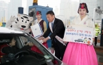 현대차 신영동 국내영업본부장이 서울 톨게이트를 빠져나가는 귀향객에게 현대차 설 교통안전 패키지를 전달하는 모습