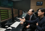 통합LG텔레콤(부회장 이상철/ new.lgtelecom.com) 이상철 부회장이 상암사옥 내 전국 이동통신망 관리를 담당하는 NMC(Network Management Center)