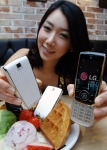 LG전자 모델이 와플을 연상시키는 올록볼록한 엠보싱 무늬의 와플폰을 선보이고 있다. 와플폰은 19일 SK텔레콤을 통해 30만원대 후반에 출시된다.