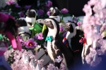 18일 부산아쿠아리움에서 진행된 한-일 펭귄 국제결혼식에서 한복입은 한국펭귄과 나비넥타이를 맨 일본펭귄들이 등장해 시선을 끌고 있다.