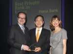 영국 런던에서 2월 19일(한국시간 기준) 거행된 EUROMONEY Best Private Banking Awards에 참석한 하나은행 김정태 은행장(가운데)이 EUROMONEY 