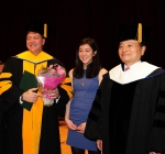 22일 건국대에서 명예 이학박사 학위를 받은 미국 뉴욕주립대(SUNY) 사무엘 스탠리 총장(사진 왼쪽)이 대학생인 딸과 함께 오명 총장(오른쪽)과 기념 촬영을 하고 있다.