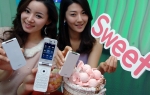 LG전자가 앞뒤 색상이 달라 두 가지 매력을 동시에 전하는 스타일리시 폴더폰 ‘스위트(Sweet, 모델명: LG-KH3400)’를 24일부터 KT를 통해 출시한다.