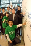 대한항공은 2월 23일 서울 공항동 본사에서 친환경 녹색 경영의 다짐을 밝히는 이색 친환경 실천 서약식인‘에코 두잉(Eco-Doing) 서약식’ 행사를 개최했다.
지창훈 총괄사장