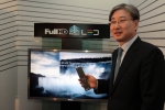 삼성전자 영상디스플레이사업부 윤부근 사장이 세계 최초로 출시한 풀HD 3D LED TV를 소개하고 있다.