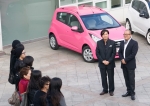 GM DAEWOO 디자인 부문 김태완 부사장이(오른쪽) '프로젝트 런웨이 KOREA' 시즌2에 참가한 디자이너들을 대상으로 마티즈 크레이티브의 디자인 컨셉트를 설