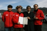 지난해 11월 한국 최초 무오일 주행 기네스기록을 수립한 이후 기념촬영하고 있는 모습. 사진 왼쪽에서 두 번째가 (주)모리스오일 오세영 대표, 세 번째가 김덕은 한국기록원 원장.