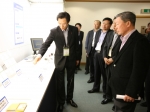 LG는 10일 대전 LG화학 기술연구원에서 '2010 연구개발성과보고회' 개최했다. 사진은 구본무 회장(사진 오른쪽) 이 LG전자 기술원 소자재료 연구소장인 이정