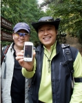 청계산(과천)에서 휴대폰을 사용하고 있는 등산객들