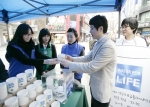3월 22일 세계 물의 날을 맞아 '맑은 물 지키기' 캠페인의 일환으로 명동예술극장 앞에서 시민들을 대상으로 기부금 모금행사와 커피 무료 제공 행사를 벌였다.
