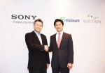 소니코리아 윤여을 대표(좌)와 G마켓-옥션 박주만 대표가 서울 소니코리아 본사에서 ‘소니 TV EX700 40형 모델 독점 공급 협약’을 23일 체결했다.