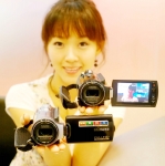 삼성전자 모델이 삼성전자 홍보관 딜라이트에서 신제품 캠코더를 선보이고 있다.