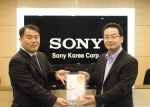 소니코리아 오쿠라 키쿠오 마케팅 본부장(오른쪽)이 GfK코리아 권문근 지사장(왼쪽)으로부터  ‘2009 GfK 아시아 넘버원 브랜드 어워드’를 수상하는 모습