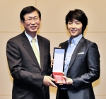 2010 상하이 엑스포 한국관 홍보대사 위촉식에서 KOTRA 조환익 사장(왼쪽)과 영화배우 이준기씨(오른쪽)이 위촉패를 들고 기념 사진을 찍고 있다.