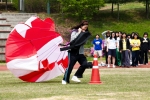 국립중앙청소년수련원의 학교단체 청소년활동에 참가한 청소년이 공동체 활동에 열중하며 즐거워하고 있다.