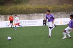 25일 열린 경기도 수원컵 국제유소년 축구대회 미국과의 결승전에서 태국선수가 드리블을 하고 있다