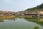 산정상에 위치한 퐁사리 시내 한 복판에 위치한 호수. 물이 귀한 이곳은 주민들이 즐겨 찾는 곳이다.