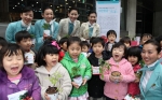 4월 1일 오전 서울 서소문 대한항공 사옥 앞에서 객실승무원들이 유치원 어린이들에게 방울 토마토 재배 키트(Kit)를 배포하고 있는 모습