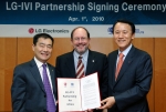 LG전자가 국제백신연구소(IVI, International Vaccine Institute)와 손잡고 아프리카 백신사업에 참여한다. 1일 양측은 서울 여의도 트윈타워에서 MOU를 