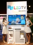 LG전자 모델들이 신제품 중국시장에 첫선을 보인 풀(Full) LED 3D TV를 선보이고 있다.