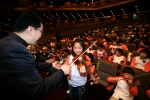한화그룹이 초청한 오지 분교아동들이 <교향악축제>가 열리고 있는 예술의전당 콘서트홀에서 6일 연주한 성남시향의 김영기 악장과 함께 바이올린 연주법을 배우고 있다.