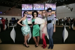 삼성전자 홍보도우미들이 삼성전자 3D 큐브 앞에서 풀HD 3D LED TV 런칭 행사를 알리고 있다.