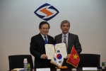 한국전기연구원 유태환 원장(왼쪽)과 베트남 기술표준원 응어 쿠이 비엣 원장이 협정서에 서명하고 시험인증사업에 상호협력해 나가기로 했다.