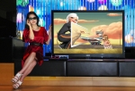 삼성전자 홍보관 딜라이트에서 홍보도우미가 이번에 새로 출시한 하이브리드 풀HD 3D PDP TV 63인치 제품을 소개하고 있다.