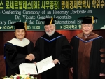 국제박람회기구(BIE) 비센테 곤살레스 로세르탈레스(Vicente Gonzales Loscertales) 사무총장(가운데)이 8일 건국대에서 명예 경제학박사 학위를 받은 뒤 오 명