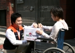 대한통운이 12일부터 장애인과 그 가족을 대상으로 무료로 택배를 배송해준다'장애인 사랑의 택배'행사를 시행한다.