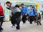 우리은행은 제30회 장애인의 날을 맞아 13일 오전 서울 도봉구에 있는 사회복지설 인강원 운동장에서 이종휘 우리은행장과 김선동 국회의원을 비롯해 장애인 등 총 400여명이 참석한 