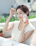 티백을 우려내어 쓰는 독특한 사용법의 오미자 화이트닝 티백 토너를 선보이고 있는 모델 성유리