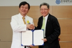 KT 홈고객부문 서유열 사장(오른쪽)과 강남세브란스병원 조우현 병원장(왼쪽)은 15일, 강남세브란스병원에서 e-Book 서비스에 관한 MOU를 체결했다. 양사는 지난 2월 인터넷전