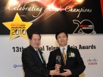 Telecom Asia Award를 수상하는 김진홍 상무