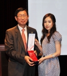 ‘한중 무역 홍보대사’ 위촉식에서 KOTRA 조환익 사장(왼쪽)과 간미연 씨(오른쪽)가 기념촬영을 하고 있다.