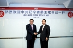 강덕수 STX그룹 회장(오른쪽)은 왕민 중국 랴오닝성 서기를 서울 남대문로의 STX본사에서 만나 향후 협력방안에 대해 논의했다.