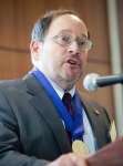 국제백신연구소(IVI)의 존 클레멘스 사무총장이 27일(현지시각) 워싱턴 DC의 조지워싱턴대학에서 열린 시상식에서 사백백신연구소가 수여하는 사빈금메달을 수여받은 후 수락 연설을 하