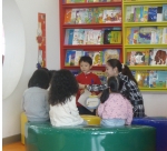 키즈리퍼블릭 인천구월점에서 원어민선생님과 아이들이 즐거운 놀이수업을 진행하고 있다.
