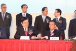 조양호 한진그룹 회장(앞줄 왼쪽)이 양해각서에 서명하고 있다. 사진 앞줄 오른쪽은 마 슈룬 중국 동방항공 사장 겸 중국동방지주회사 당 부서기.