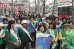 인천동구새마을 회새마을지도자 및 주민들이 지구의 날에 맞춰 선진국 시민 의식을 갖자는 스마트(SMART)코리아 운동의 일환으로 피켓 및 전단을 배부하며 가두 캠페인을 벌이고 있다