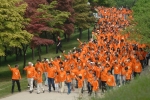 5월 9일 국제위러브유운동본부가 개최한 제12회 새생명 사랑 가족걷기대회에 참여한 내외빈 인사들과 회원들이 밝게 웃으며 자연과 함께 걷고 있다.