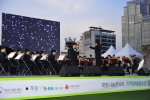 S-OIL의 후원으로 8일 저녁 서울 서초구 예술의전당 야외무대에서 지적장애 청소년 관현악단 ‘하트-하트 윈드오케스트라’의 희망나눔 콘서트가 열렸다.
