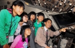 5월 3일 아시아나항공 운항훈련동에서 열린 아시아나항공 초청 조종사 체험행사에서 참가 어린이들이 항공기 시뮬레이터에 탑승하여 아시아나 조종사로부터 비행원리에 대한 설명을 듣고 있다