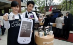 LG전자의 '모바일 카페'가 4일 덕성여대 캠퍼스에 떴다. 여대생들이 LG전자의 '모바일 카페'에서 '카페폰'과 커피를 무료로