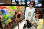 쿡TV가 새롭게 오픈한 ‘3D 전용관’의 콘텐츠를 3DTV로 즐기는 모습
